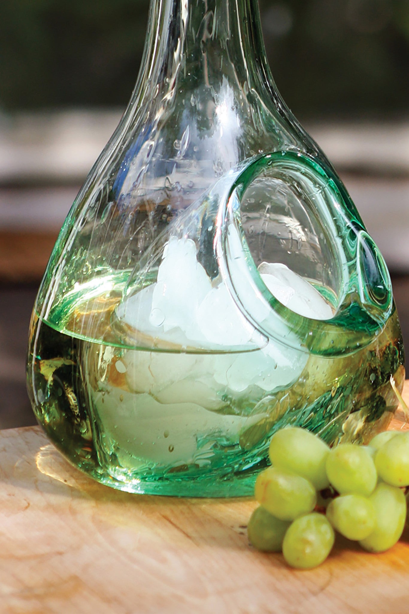https://cdn.shopify.com/s/files/1/0010/0852/products/Decor_Modern_Glass_Wine_Decanter_With_Ice_Pocket_1366x2048.jpg?v=1571436293