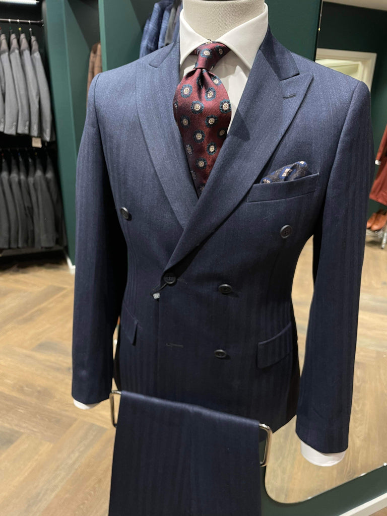 jakkesæt i sildebensstruktur med slips