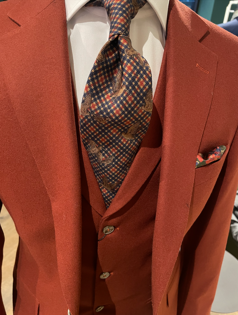 rustorange jakkesæt med slips