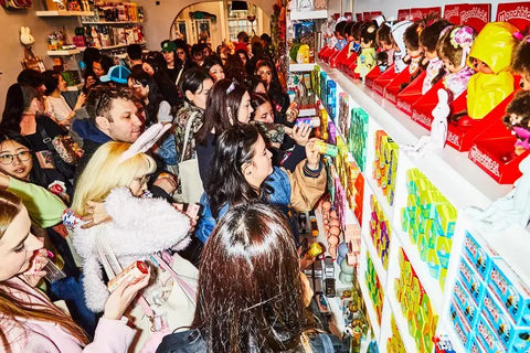 buzzfeed news: image of shoppers at an.me