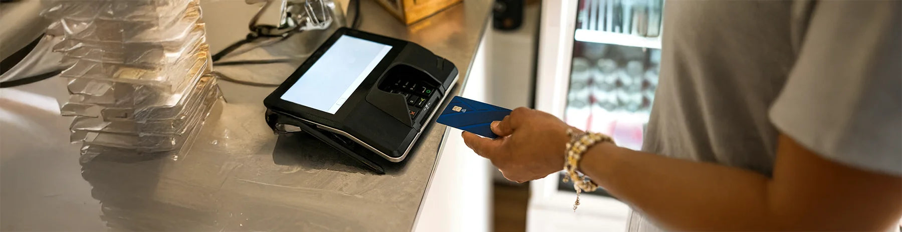5 Gründe, warum jedes Einzelhandelsunternehmen einen drehbaren Ständer für Verifone M440 oder PAX Aries 8 benötigt