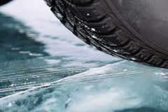 Pneu de voiture sur la glace noire