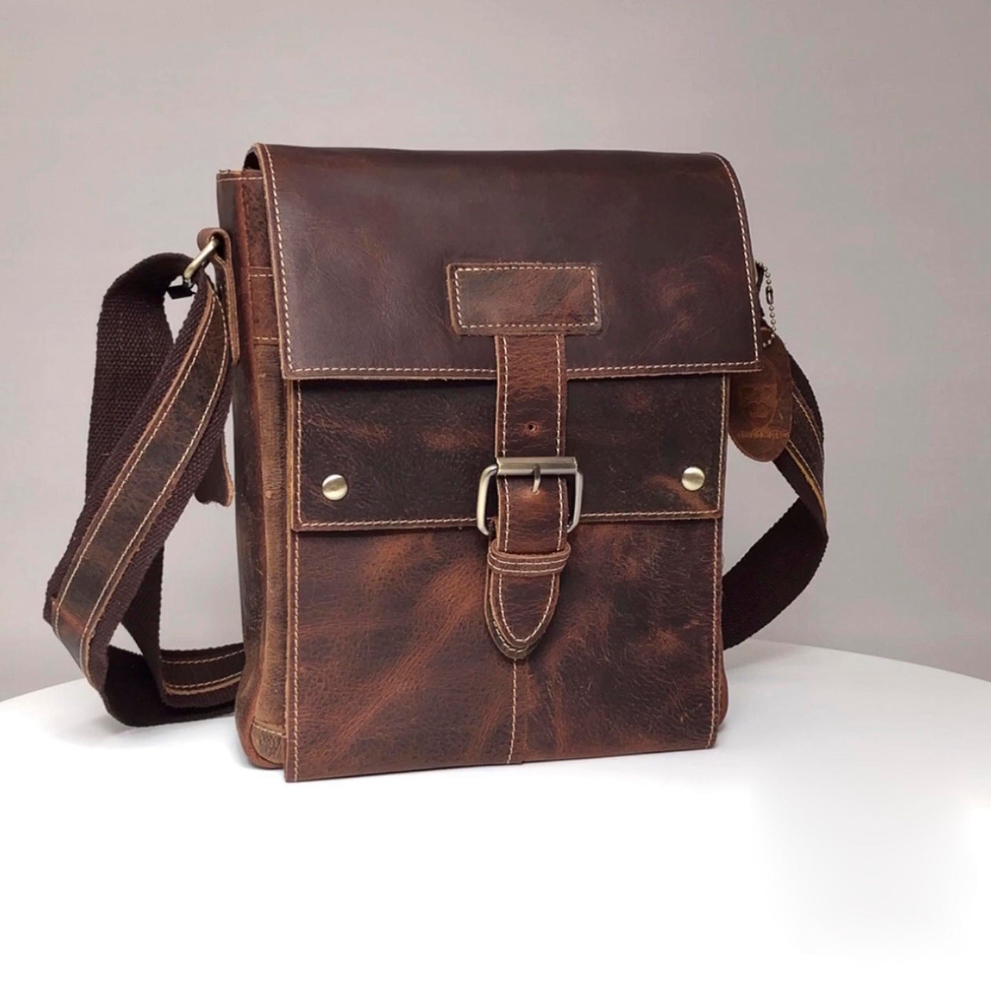 Download The Cheltenham Leather Messenger Bag - Cotswold Hipster