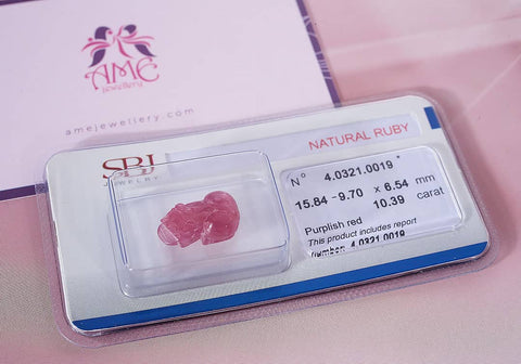 La pierre précieuse naturelle Ruby Pixiu de AME Jewellery est testée