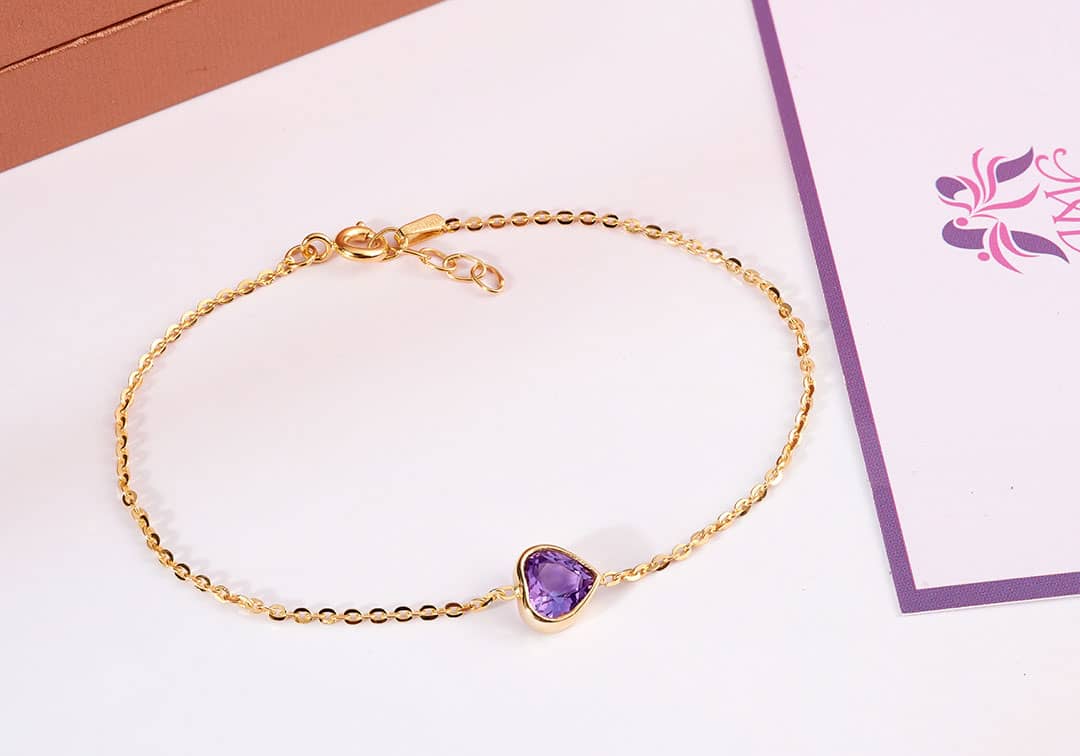 Với màu tím đậm, amethyst là một loại đá quý được ưa chuộng hơn bao giờ hết. Amethyst được ví như một em bé màu tím với khả năng thúc đẩy tình yêu, đem lại quyền năng âm thầm, bảo vệ người đeo trang sức. Với những món đồ trang sức với amethyst, bạn sẽ được sở hữu một mảnh đất linh thiêng trong tủ trang sức của bạn. Hãy truy cập trang web của chúng tôi để xem những món đồ trang sức với amethyst.