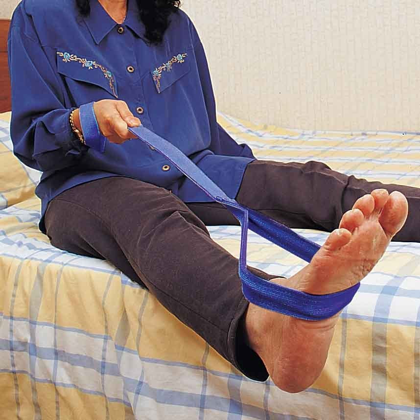 Носков после инсульта. Приспособления для лежачих больных. Приспособление для ног для лежачих больных. Фиксирующие ремни для лежачих больных. Реабилитационные тренажеры для лежачих.