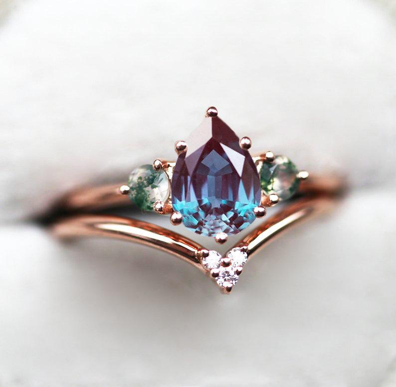 Un anillo de alejandrita engastado con ágata de musgo y un anillo de diamantes a juego.