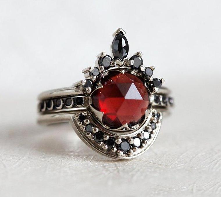 anillo luna roja y diamante negro