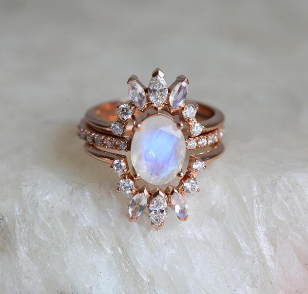 Juego de anillos de hielo con piedra de luna ovalada y diamante: un diseño original de MinimalVS.