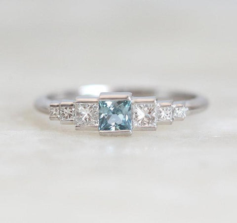 anillo de compromiso de diamantes y zafiros de talla princesa
