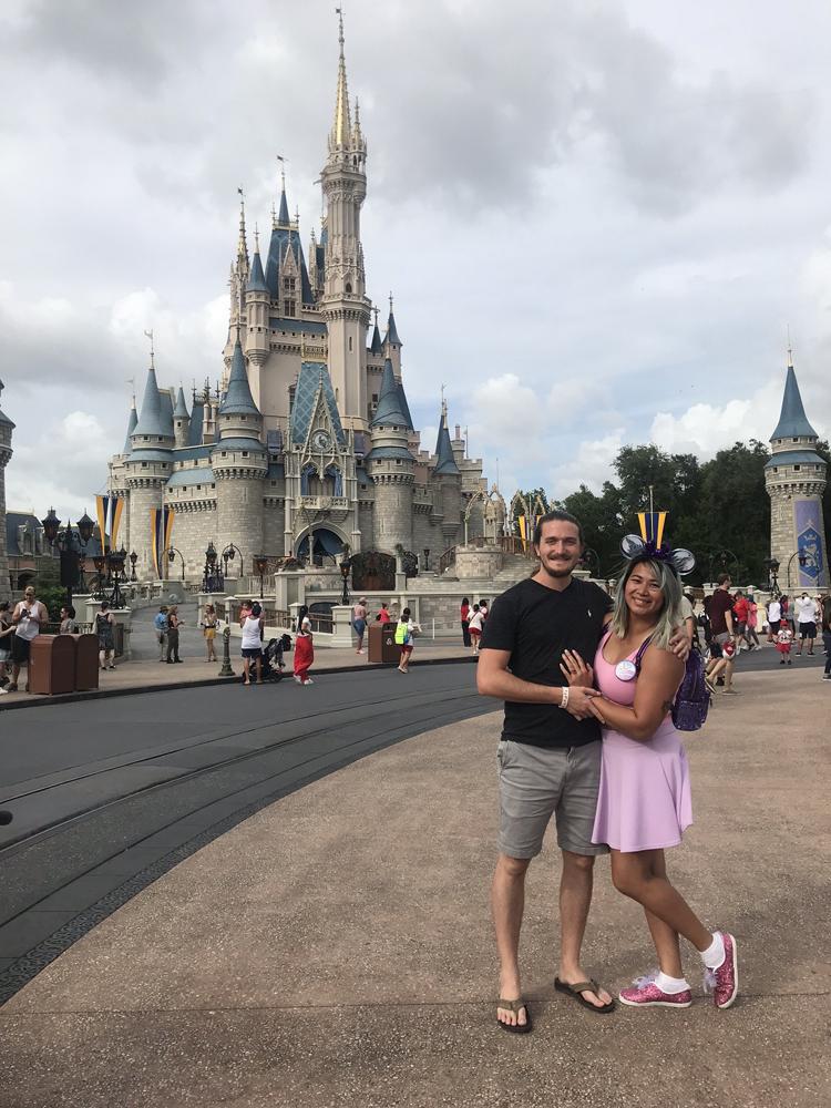 Una pareja encantadora frente al castillo de Cindrella.