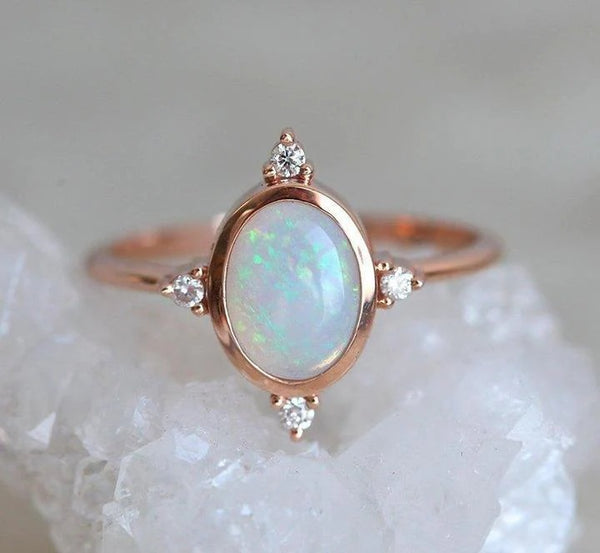 Bague opale australienne ovale moderne et grappe de diamants