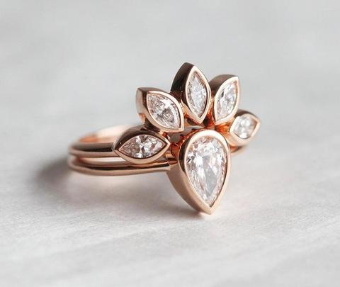 Juego de anillos de boda con diamantes de pera