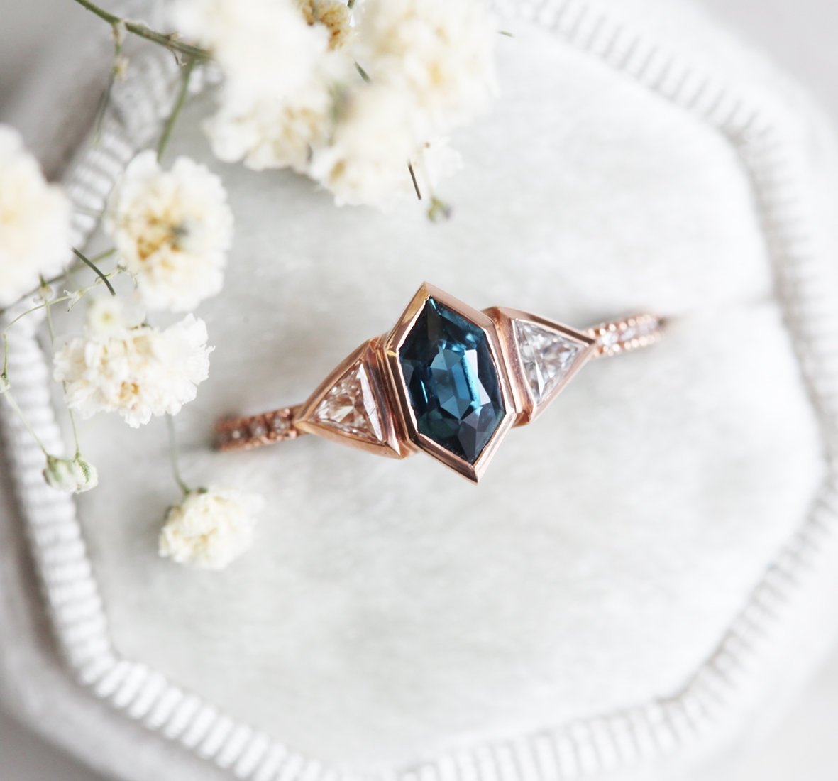 anillo de zafiro azul selena