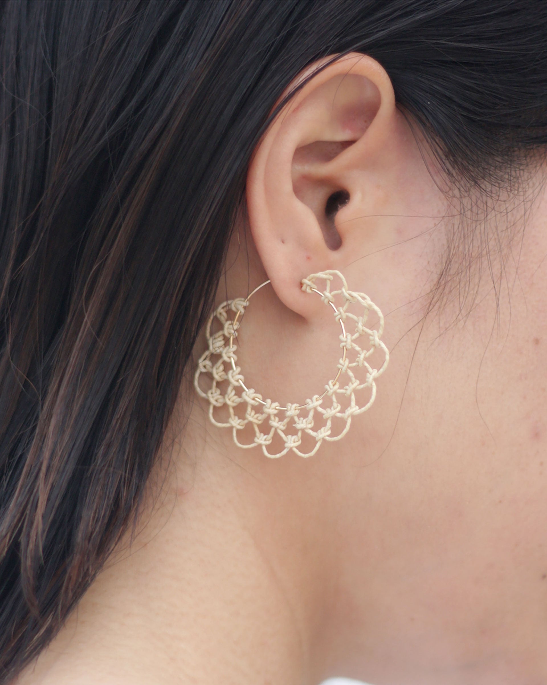 ARABESQUE Earrings HOOP WHT mini – SIRI SIRI | シリシリ