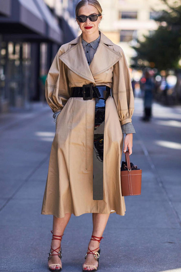 Chloe King, da Bergdorf Goodman, flagrada usando nossa bolsa Cognac Madeline na New York Fashion Week.