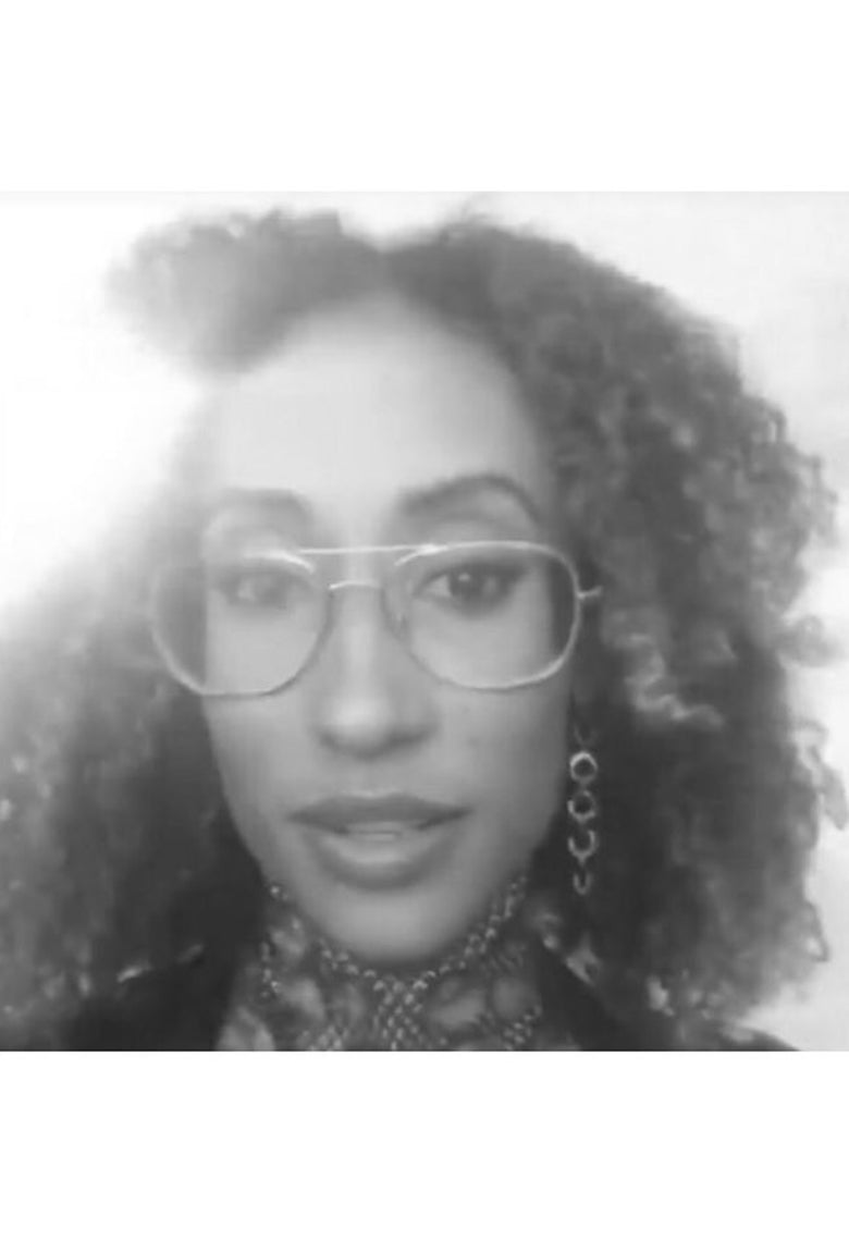 Elaine Welteroth, editora-chefe da Teen Vogue, usando nosso brinco pendente circular de cinco camadas em ouro 14K com diamantes.