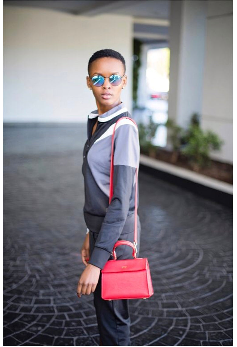 Flaviana Matata, modelo  usando nossa bolsa Mini Elizabeth em Rouge.