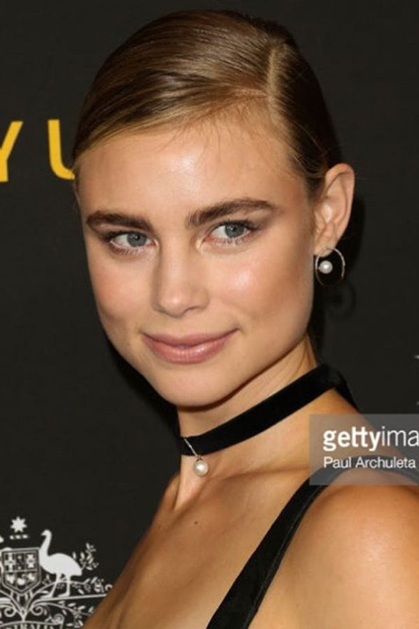 Lucy Fry, atriz, usa nossas argolas de pérola flutuante meia-lua em ouro 14K e gargantilha de veludo Lady Madrepérola.