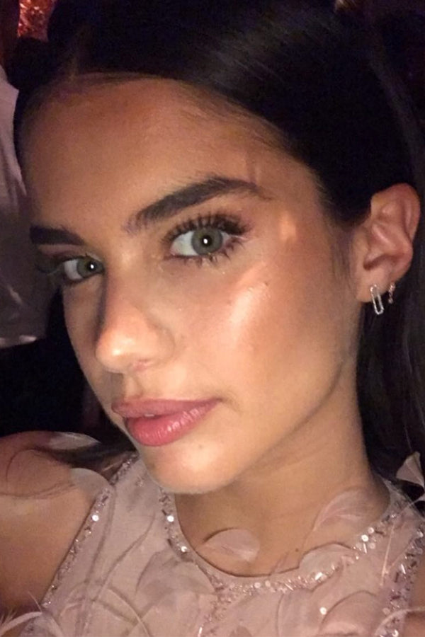 Sara Sampaio, modelo usando nossos brincos U Track em ouro 14K e diamante no CFDA/Vogue Fashion Fund Awards.