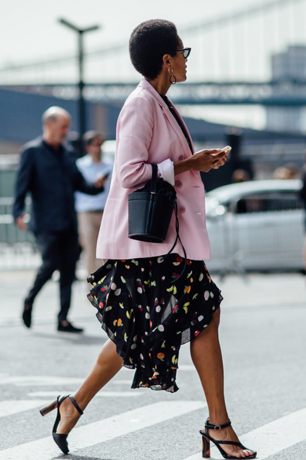 Tamu McPherson de All The Pretty Birds vestindo nosso Grand Gold & Onyx Statement Earring e The  Elizabeth Bag com Petra Collins em um evento da Gucci em Nova York.