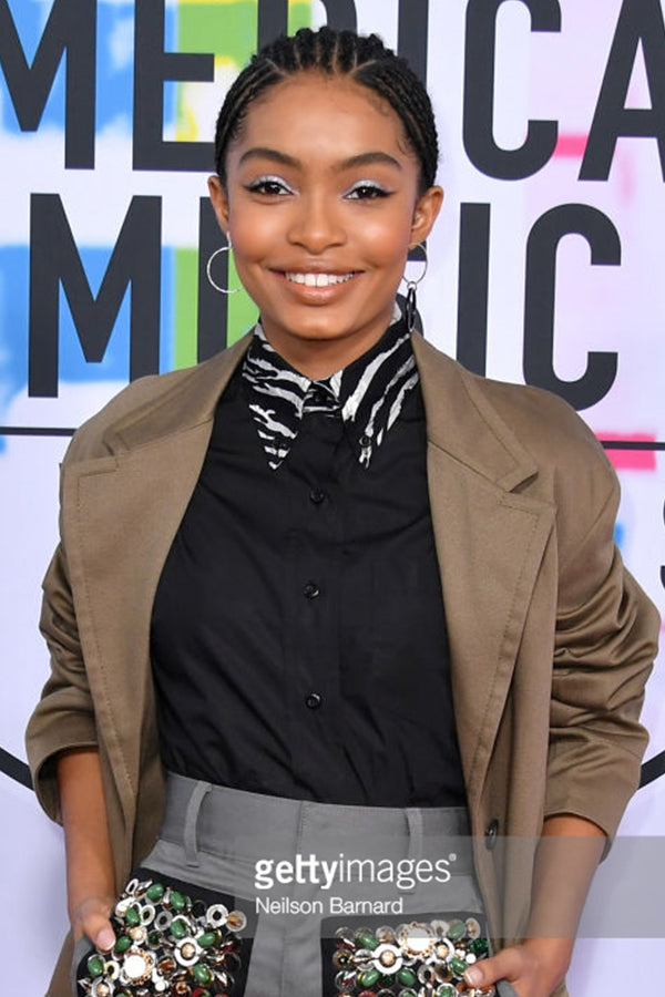 Yara Shahidi, atriz, usa nosso brinco Grand Gold & Onyx Statement (à direita) e nosso brinco Circle Statement em ouro 14K com diamantes (à esquerda) no American Music Awards.