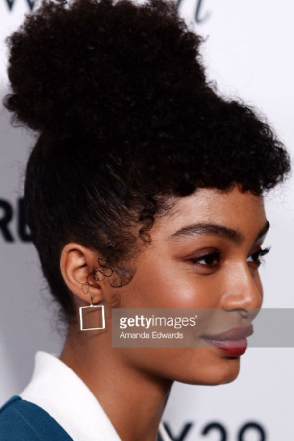 Yara Shahidi, atriz, usa nosso brinco quadrado de ouro 14K na estreia de Grown-Ish da ABC em Hollywood.