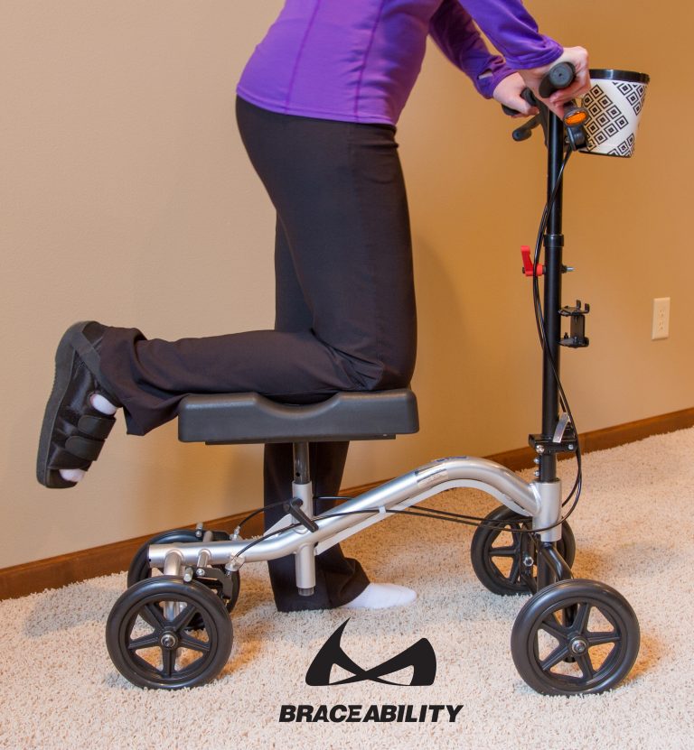 Utilizar uma scooter após uma cirurgia ao pé ou ao pé do martelo para se deslocar mais facilmente pela casa