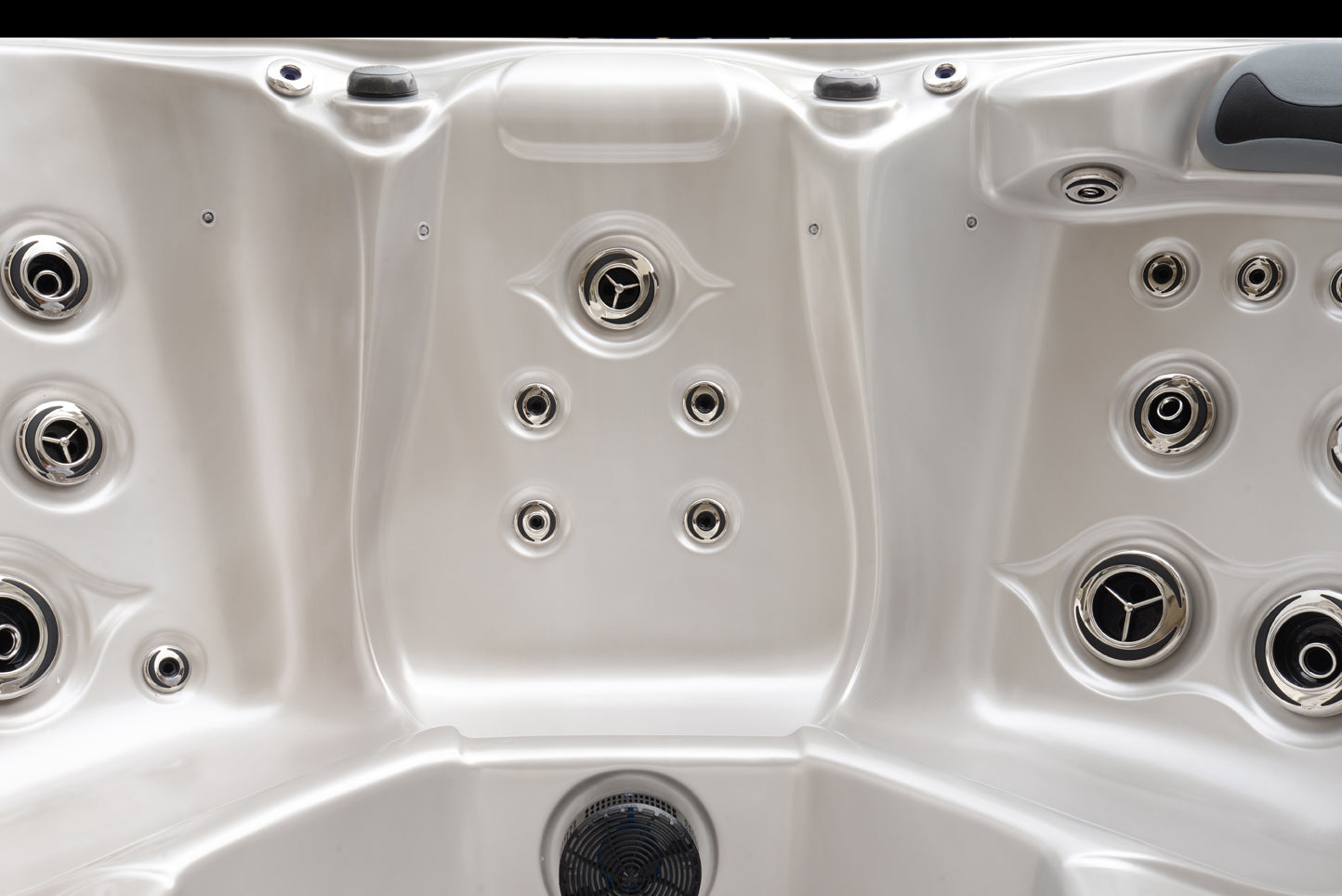Luna Hot Tub2