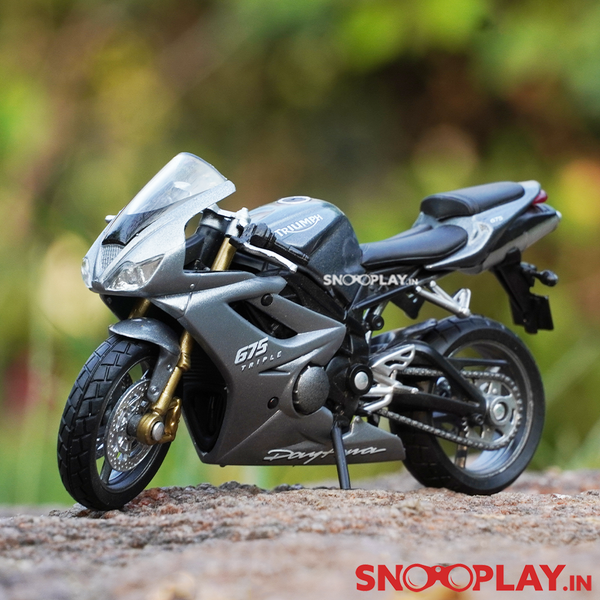  Welly Die Cast Motorcycle Silver Triumph Daytona 675, 1:18  Scale : Toys & Games