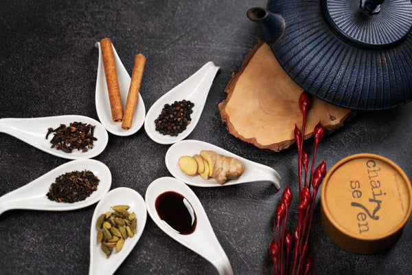 Die traditionellen indischen Gewürze in einem Masala Chai: Schwarzer Tee Assam, Ingwer, Zimt, Kardamom, Nelken, schwarzer Pfeffer, Zuckerrübensirup