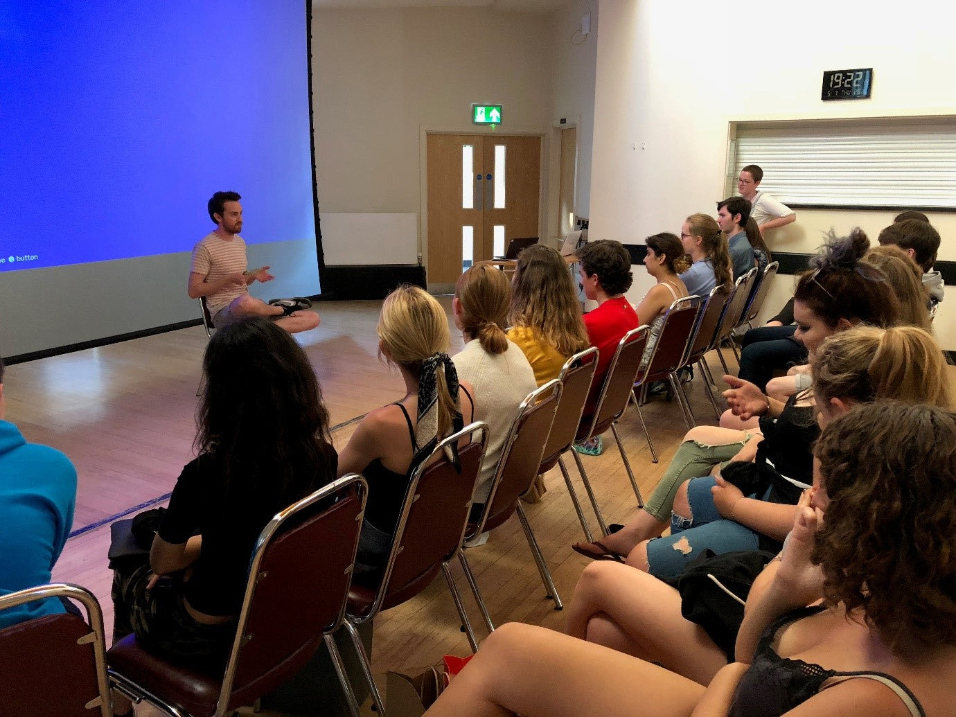 A lecturer talks to a group of students applying for Oxford or Cambridgex