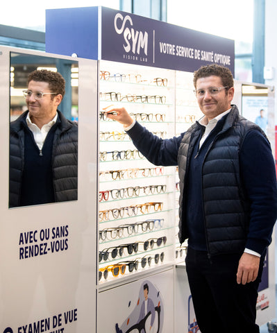 Notre co-fondateur Mohand Benabdelouahed devant un corner optique et un grand choix de lunettes 100% remboursées par l'Assurance Maladie.