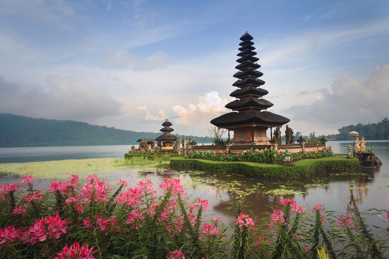 balinese temples bahasa bali culture bahasa indonesia visit bali culture bali hinduism balinese traditions ceremonies dance visitors ceremonies temple temple gods offerings stone carvings