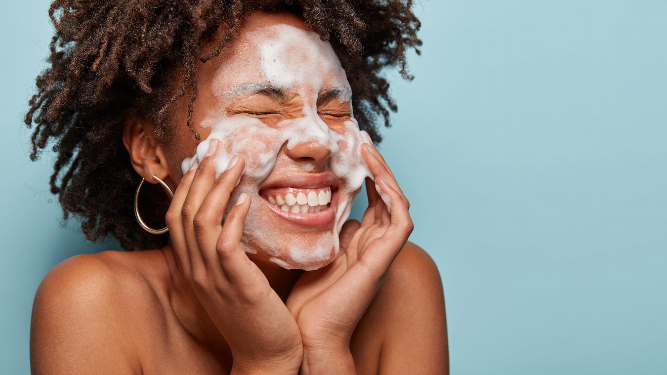 Face wash with cleansers using coconut oil can address oily skin with acne