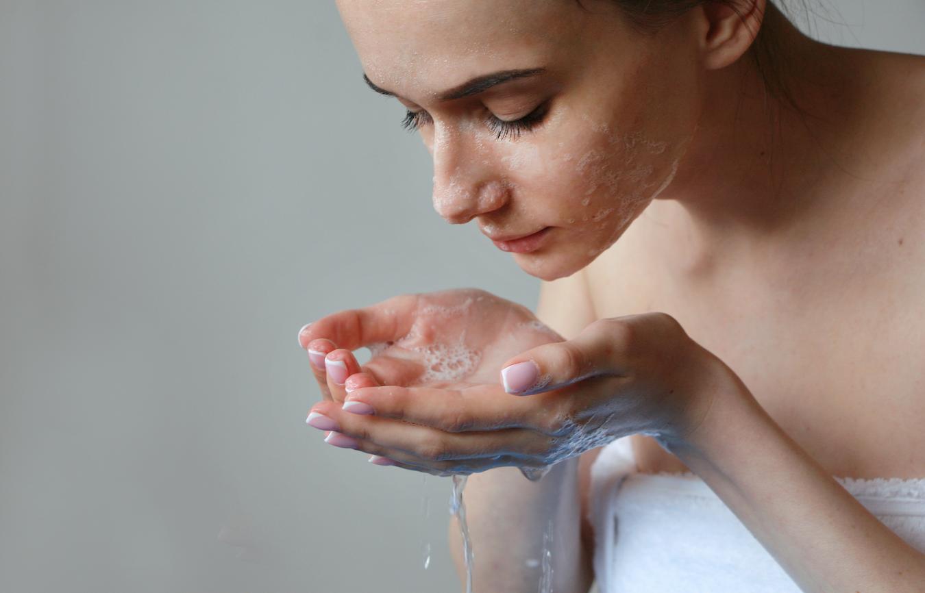 girl washing her face skincare routines cotton pad irritate your skin vitamin c glycolic acid beta hydroxy acids alpha hydroxy acid