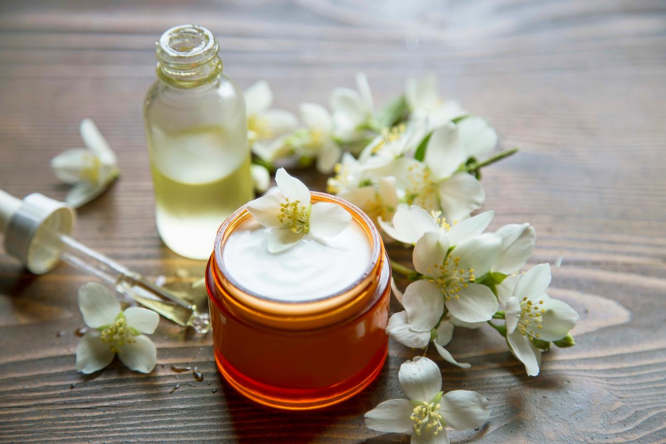 Jasmine essential oil is a perfect skin moisturizer moisturizing dry and irritated skin