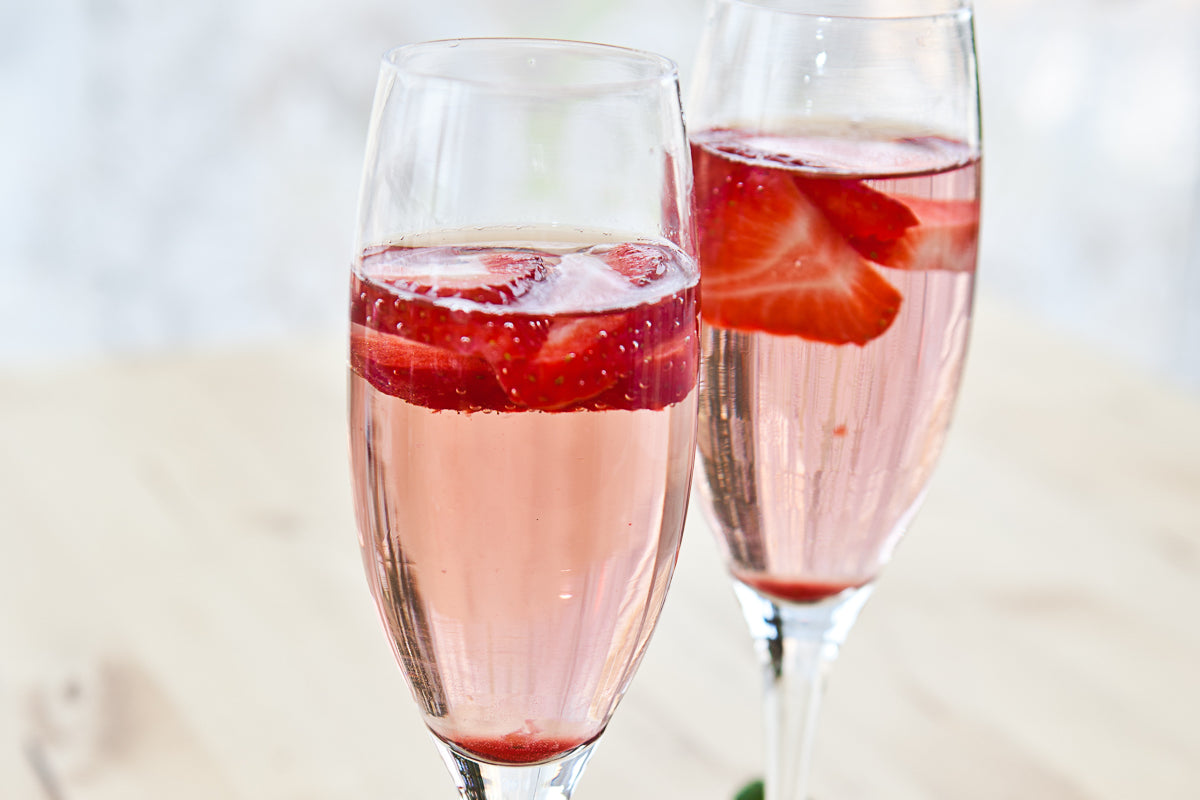 Maison strawberry champagne. Шампанское с клубникой. Love Cocoa Strawberry Champagne. Клубника с шампанским как упаковать.