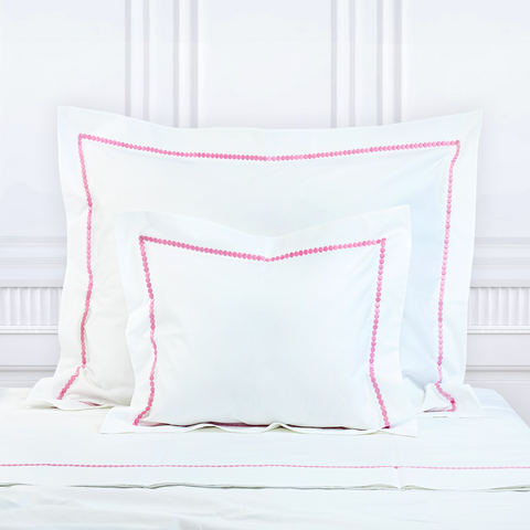 white #bedding #with #accent #pillows #pink Cabeceira clean