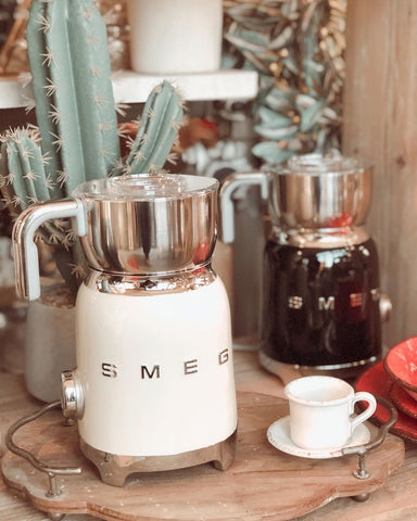 Colazione come al bar con il montalatte Smeg MFF01. Ma voi fate colazione?