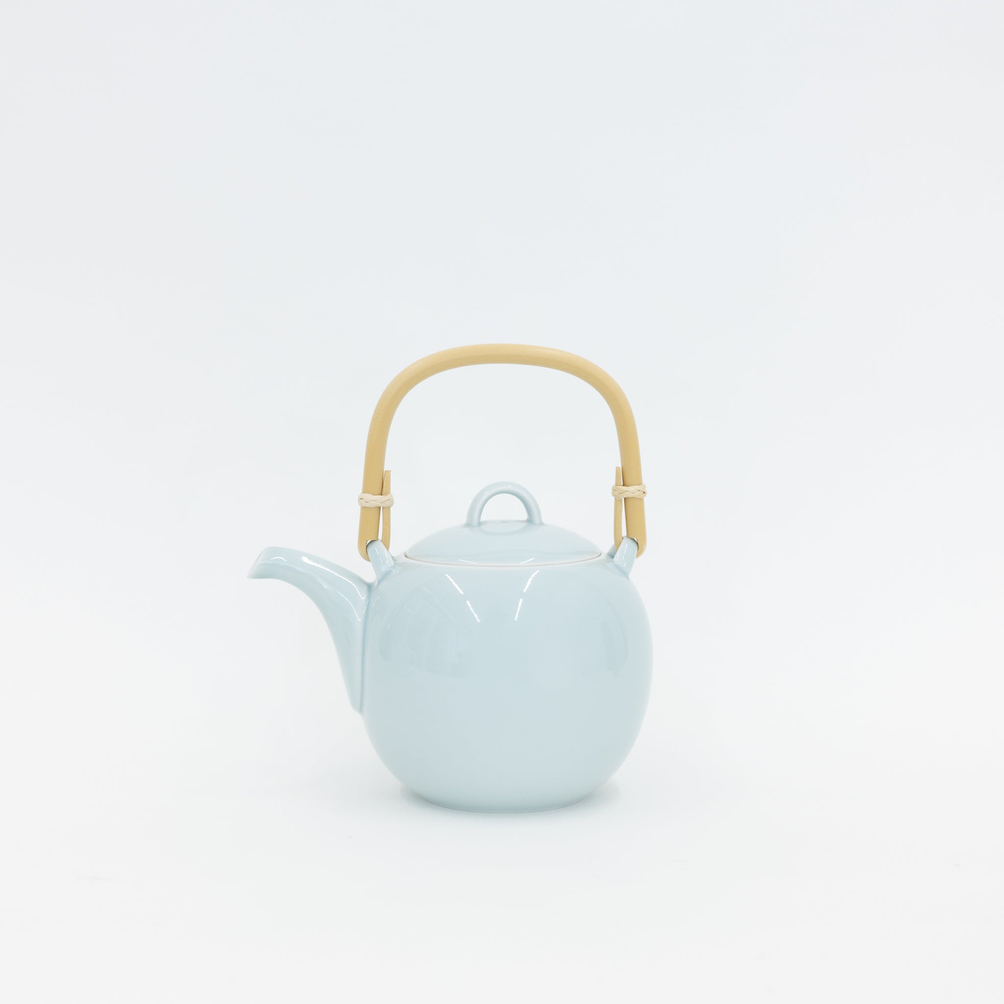 https://cdn.shopify.com/s/files/1/0012/4072/7612/products/hakusan-porcelain-mayu-teapot-698096.jpg?v=1695012526&width=2048