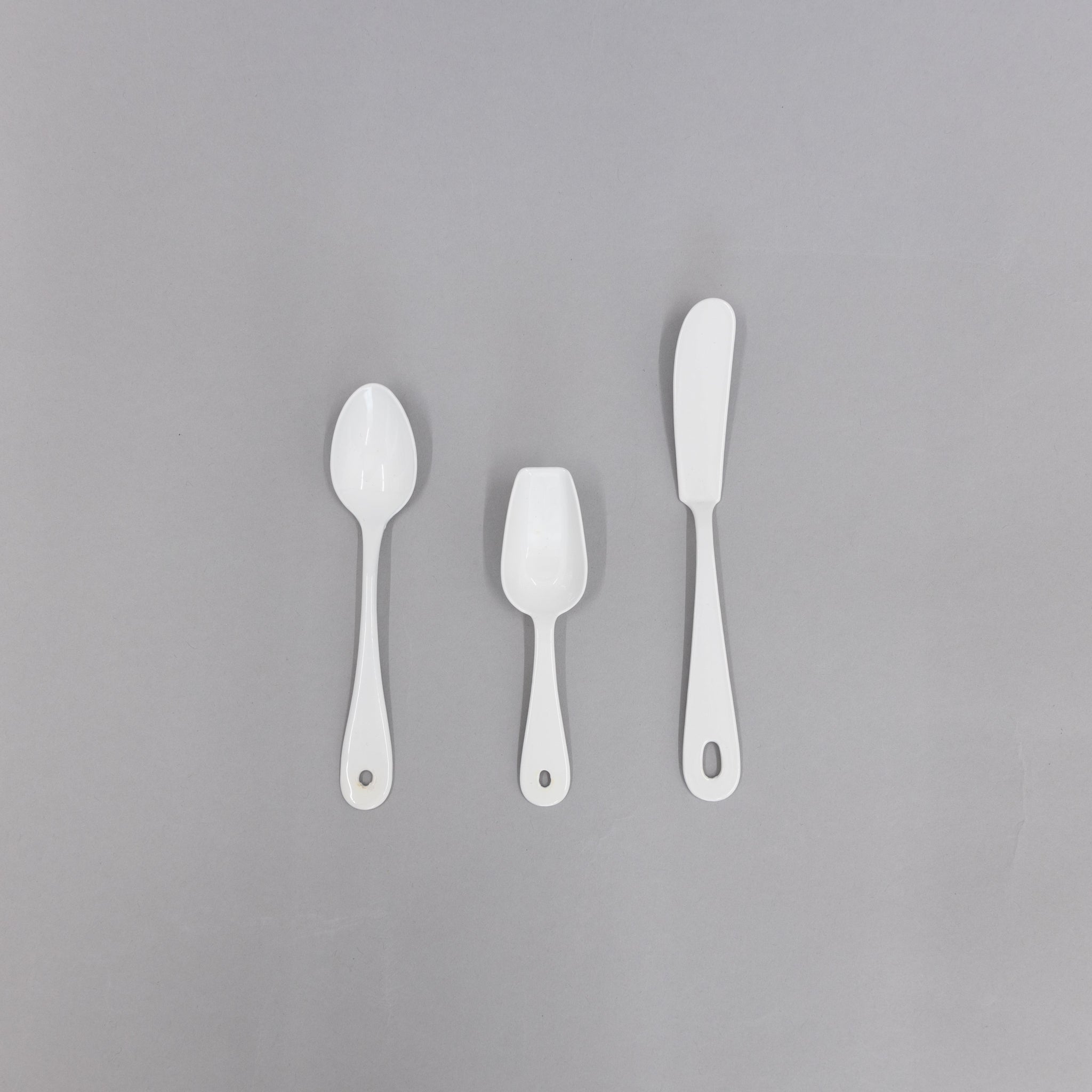 https://cdn.shopify.com/s/files/1/0012/4072/7612/products/noda-horo-white-enamelware-utensils-365989.jpg?v=1696572756&width=2048