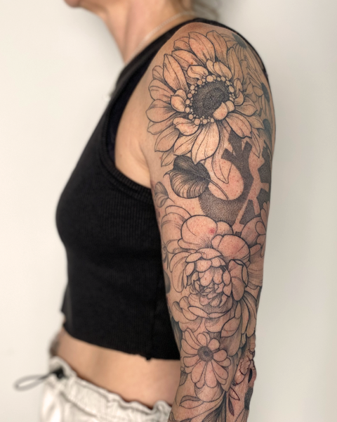 Beautiful feminine floral sleeve tattoo by floral tattoo artist, Lu Loram-Martin, in Toronto, Canada