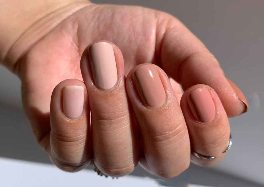 The simple nude manicure