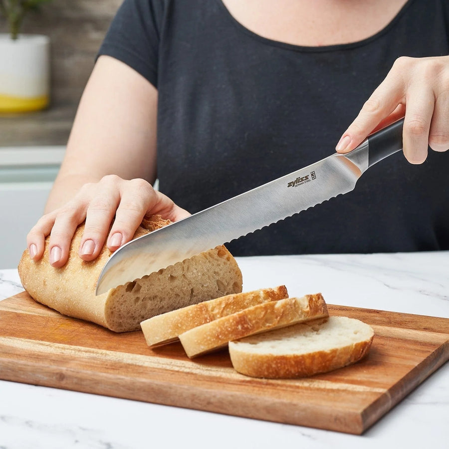 https://cdn.shopify.com/s/files/1/0012/7071/0307/files/ZylissComfortProBreadKnife_2.webp?v=1698333986&width=900