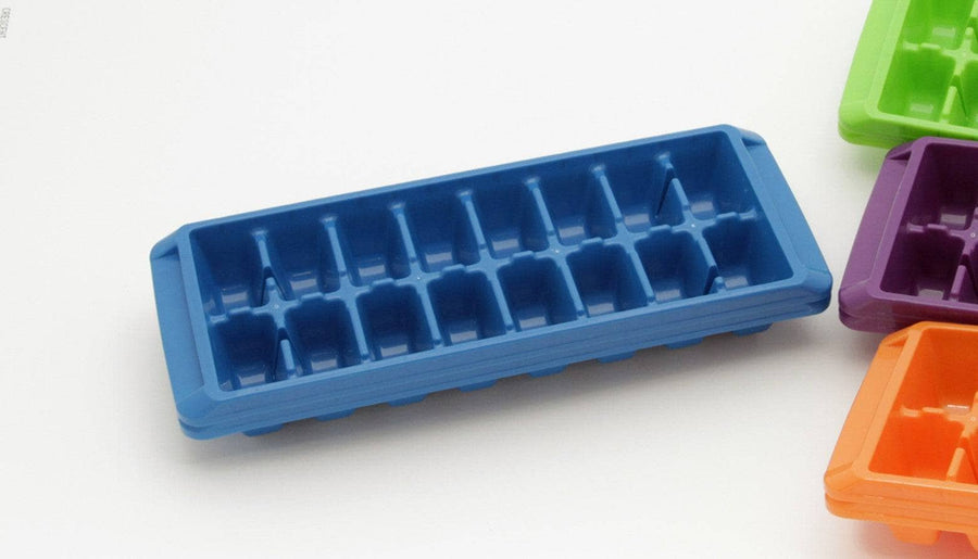 https://cdn.shopify.com/s/files/1/0012/7071/0307/files/chef-craft-refrigerator-accessories-chef-craft-heavy-duty-stacking-ice-cube-trays-2-set-32034355937315.jpg?v=1692291425&width=900