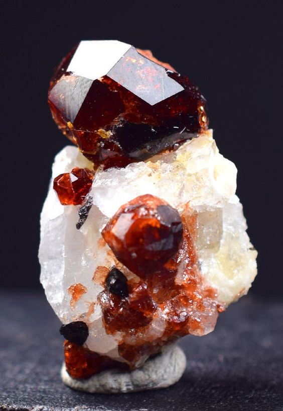 satellit støj sandsynligt Garnet – The Stone of Change From Within | Crystals And Their Meanings –  Azuro Republic