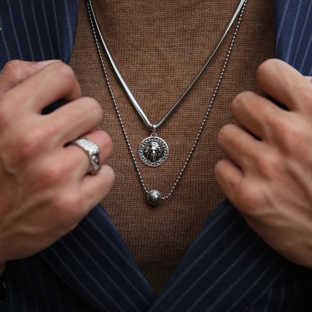 How Many Necklaces Should a Man Wear? – Fetchthelove Inc.