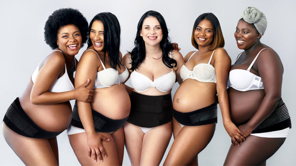 Äidit poseeraavat yllään Lola&Lykke Core Relief -raskausajan tukivyötä ja Core Restore -synnytyksenjälkeistä tukivyötä
