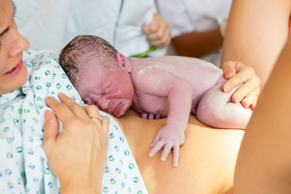 Äiti ihokontaktissa vastasyntyneen vauvansa kanssa synnytyksen jälkeen